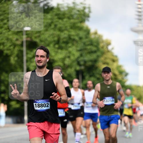 29.06.2025 - hella hamburg halbmarathon Dr. Thomas Lammeyer http://msf.ph/oto/8263393 29.06.2025 09:52:09 Kennedybrücke 1042, 1290, 1505, 1571, 1710, 2262, 2399, 3480, 3547, 4062, 4359, 4381, 5003, 5307, 5554, 5709, 6993, 7152, 7154, 8002, 8121, 8571, 8933, 9403, 9643, 10190, 10738, 10852 meine-sportfotos.de