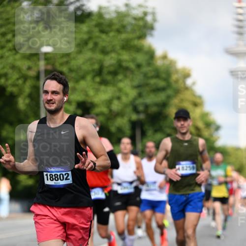 29.06.2025 - hella hamburg halbmarathon Dr. Thomas Lammeyer http://msf.ph/oto/8263407 29.06.2025 09:52:09 Kennedybrücke 1042, 1290, 1505, 1571, 1710, 2262, 2399, 3480, 3547, 4062, 4359, 4381, 5003, 5307, 5554, 5709, 6993, 7152, 7154, 8002, 8121, 8571, 8933, 9403, 9643, 10190, 10738, 10852 meine-sportfotos.de