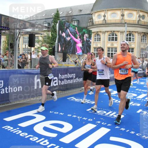 29.06.2025 - hella hamburg halbmarathon Michael Strokosch http://msf.ph/oto/8263417 29.06.2025 10:51:58 Ziel 2818, 2823, 2880, 4033, 4297, 5102, 6390, 7409, 7724, 8856, 9793, 9959, 10057, 13799, 15690, 17815, 17962, 18869, 19137 meine-sportfotos.de