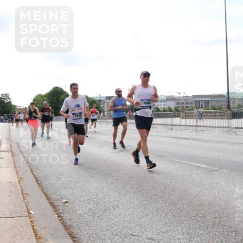 29.06.2025 - hella hamburg halbmarathon Lena Gebhardt http://msf.ph/oto/8263434 29.06.2025 10:11:04 Lombardsbrücke 1166, 1186, 1723, 1781, 2868, 3837, 4287, 4389, 5254, 5653, 5990, 5991, 7250, 7271, 7370, 8171, 8206, 8207, 8368, 8561, 9119, 9169, 9829, 10196, 11149, 11355, 11887, 11904, 11905, 12286, 12426, 12556, 12571, 12629, 12790, 12836, 13588, 13594, 13603, 13825, 14022, 14149, 14270, 15009, 15214, 15252, 15908, 16383, 16808, 17142, 17500, 17532, 17787, 18949, 19241 meine-sportfotos.de