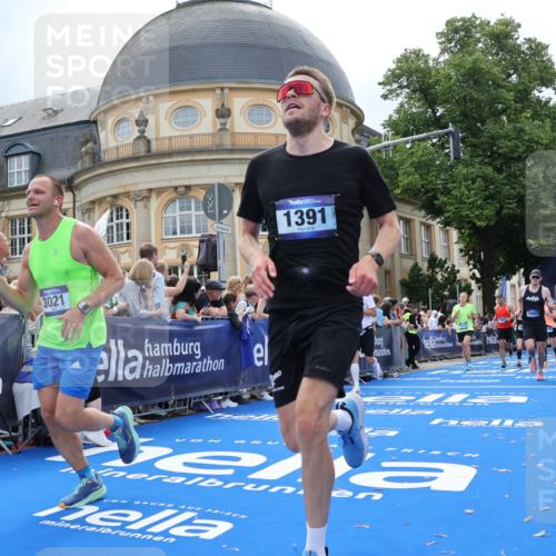 29.06.2025 - hella hamburg halbmarathon Strokosch-Dieckow http://msf.ph/oto/8263461 29.06.2025 10:44:09 Ziel 1391, 1413, 1415, 2816, 3021, 4999, 5231, 5275, 5884, 7005, 8722, 9444, 9633, 10193, 10930, 11346, 12159, 13123, 14686, 14687, 15225, 15280, 16301, 16316, 16506, 16648, 16697, 16893, 17748, 17977, 18004, 18691 meine-sportfotos.de
