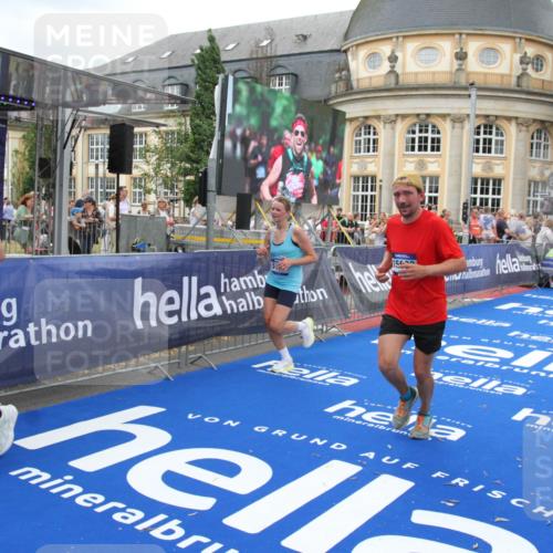 29.06.2025 - hella hamburg halbmarathon Michael Strokosch http://msf.ph/oto/8263537 29.06.2025 10:52:00 Ziel 2818, 2823, 2880, 4033, 4297, 5102, 5336, 6390, 7130, 7409, 7724, 8413, 8856, 8977, 10057, 13799, 15356, 15690, 17815, 17962, 17978, 18869 meine-sportfotos.de
