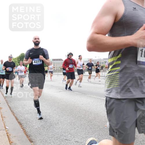 29.06.2025 - hella hamburg halbmarathon Lena Gebhardt http://msf.ph/oto/8263584 29.06.2025 10:46:06 Lombardsbrücke 1004, 1033, 1100, 1104, 1421, 1426, 1429, 1465, 1532, 1555, 1854, 1867, 1868, 1983, 2398, 2423, 2500, 2522, 2550, 2773, 2813, 2917, 2951, 2954, 2965, 3410, 4104, 4119, 4223, 4317, 4388, 4572, 5044, 5635, 5697, 5703, 5769, 5770, 5854, 5892, 6068, 6133, 6333, 6392, 6623, 7268, 7356, 7364, 7368, 7374, 7605, 7894, 7960, 7983, 8047, 8700, 9120, 9121, 9129, 9337, 9426, 9445, 10153, 10327, 10329, 10367, 10511, 11358, 11361, 11876, 11910, 12298, 12333, 12507, 12522 meine-sportfotos.de