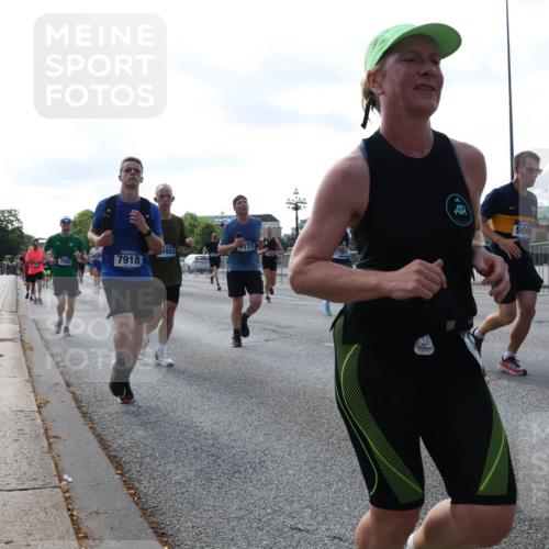 29.06.2025 - hella hamburg halbmarathon Lena Gebhardt http://msf.ph/oto/8263599 29.06.2025 09:57:11 Lombardsbrücke 1030, 1327, 1381, 1442, 1460, 1496, 1537, 1657, 1783, 1833, 2013, 2025, 2074, 2111, 2119, 2340, 2378, 2396, 2595, 2814, 2839, 2855, 2869, 2878, 3048, 3093, 3103, 3310, 3575, 3652, 3698, 3791, 4299, 4377, 4558, 4635, 4726, 4770, 4897, 5008, 5013, 5018, 5021, 5169, 5194, 5319, 5744, 5839, 6033, 6125, 6377, 6631, 6720, 6762, 6795, 6942, 7176, 7177, 7221, 7259, 7918, 8112, 8313, 8572, 8587, 8618, 8651, 8661, 8710, 8813, 8863, 8921, 8930, 9060, 9082, 9316, 9497, 10191 meine-sportfotos.de