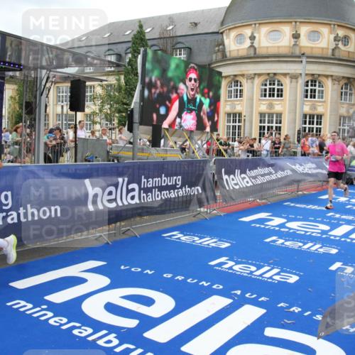 29.06.2025 - hella hamburg halbmarathon Michael Strokosch http://msf.ph/oto/8263601 29.06.2025 10:52:01 Ziel 2818, 2823, 2880, 4033, 4297, 5102, 5336, 6390, 7130, 7409, 7724, 8413, 8856, 8977, 10057, 13799, 15356, 15690, 17962, 17978, 18869 meine-sportfotos.de