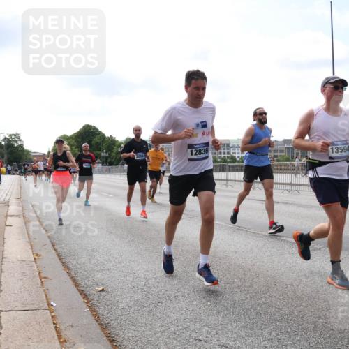 29.06.2025 - hella hamburg halbmarathon Lena Gebhardt http://msf.ph/oto/8263629 29.06.2025 10:11:04 Lombardsbrücke 1166, 1186, 1723, 1781, 2868, 3837, 4287, 4389, 5254, 5653, 5990, 5991, 7250, 7271, 7370, 8171, 8206, 8207, 8368, 8561, 9119, 9169, 9829, 10196, 11149, 11355, 11887, 11904, 11905, 12286, 12426, 12556, 12571, 12629, 12790, 12836, 13588, 13594, 13603, 13825, 14022, 14149, 14270, 15009, 15214, 15252, 15908, 16383, 16808, 17142, 17500, 17532, 17787, 18949, 19241 meine-sportfotos.de