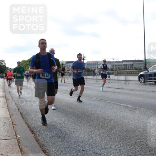 29.06.2025 - hella hamburg halbmarathon Lena Gebhardt http://msf.ph/oto/8263685 29.06.2025 09:57:11 Lombardsbrücke 1030, 1327, 1381, 1442, 1460, 1496, 1537, 1657, 1783, 1833, 2013, 2025, 2074, 2111, 2119, 2340, 2378, 2396, 2595, 2814, 2839, 2855, 2869, 2878, 3048, 3093, 3103, 3310, 3575, 3652, 3698, 3791, 4299, 4377, 4558, 4635, 4726, 4770, 4897, 5008, 5013, 5018, 5021, 5169, 5194, 5319, 5744, 5839, 6033, 6125, 6377, 6631, 6720, 6762, 6795, 6942, 7176, 7177, 7221, 7259, 7918, 8112, 8313, 8572, 8587, 8618, 8651, 8661, 8710, 8813, 8863, 8921, 8930, 9060, 9082, 9316, 9497, 10191 meine-sportfotos.de