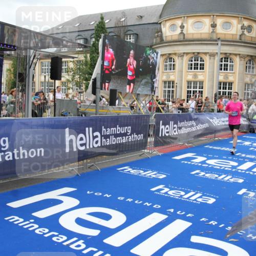 29.06.2025 - hella hamburg halbmarathon Michael Strokosch http://msf.ph/oto/8263687 29.06.2025 10:52:01 Ziel 2818, 2823, 2880, 4033, 4297, 5102, 5336, 6390, 7130, 7409, 7724, 8413, 8856, 8977, 10057, 13799, 15356, 15690, 17962, 17978, 18869 meine-sportfotos.de