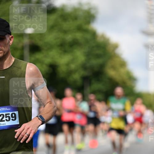 29.06.2025 - hella hamburg halbmarathon Dr. Thomas Lammeyer http://msf.ph/oto/8263706 29.06.2025 09:52:12 Kennedybrücke 1042, 1290, 1571, 1710, 2262, 2399, 3480, 3547, 4062, 4359, 4381, 5003, 5307, 5709, 6993, 7152, 7154, 7310, 7482, 8002, 8121, 8571, 8933, 9403, 9643, 10190, 10451, 10738, 10877, 11106 meine-sportfotos.de
