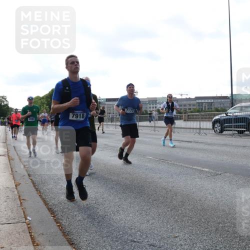 29.06.2025 - hella hamburg halbmarathon Lena Gebhardt http://msf.ph/oto/8263708 29.06.2025 09:57:11 Lombardsbrücke 1030, 1327, 1381, 1442, 1460, 1496, 1537, 1657, 1783, 1833, 2013, 2025, 2074, 2111, 2119, 2340, 2378, 2396, 2595, 2814, 2839, 2855, 2869, 2878, 3048, 3093, 3103, 3310, 3575, 3652, 3698, 3791, 4299, 4377, 4558, 4635, 4726, 4770, 4897, 5008, 5013, 5018, 5021, 5169, 5194, 5319, 5744, 5839, 6033, 6125, 6377, 6631, 6720, 6762, 6795, 6942, 7176, 7177, 7221, 7259, 7918, 8112, 8313, 8572, 8587, 8618, 8651, 8661, 8710, 8813, 8863, 8921, 8930, 9060, 9082, 9316, 9497, 10191 meine-sportfotos.de