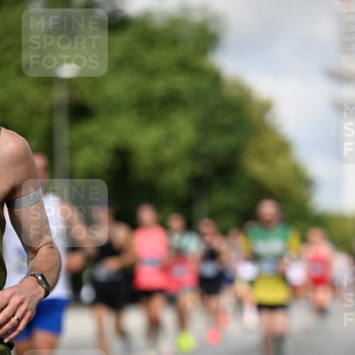 29.06.2025 - hella hamburg halbmarathon Dr. Thomas Lammeyer http://msf.ph/oto/8263747 29.06.2025 09:52:12 Kennedybrücke 1042, 1290, 1571, 1710, 2262, 2399, 3480, 3547, 4062, 4359, 4381, 5003, 5307, 5709, 6993, 7152, 7154, 7310, 7482, 8002, 8121, 8571, 8933, 9403, 9643, 10190, 10451, 10738, 10877, 11106 meine-sportfotos.de
