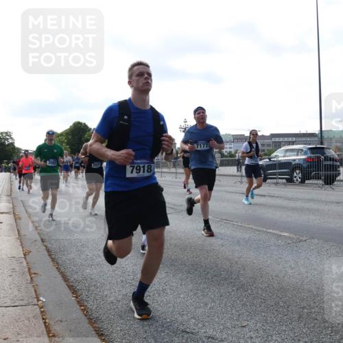 29.06.2025 - hella hamburg halbmarathon Lena Gebhardt http://msf.ph/oto/8263748 29.06.2025 09:57:11 Lombardsbrücke 1030, 1327, 1381, 1442, 1460, 1496, 1537, 1657, 1783, 1833, 2013, 2025, 2074, 2111, 2119, 2340, 2378, 2396, 2595, 2814, 2839, 2855, 2869, 2878, 3048, 3093, 3103, 3310, 3575, 3652, 3698, 3791, 4299, 4377, 4558, 4635, 4726, 4770, 4897, 5008, 5013, 5018, 5021, 5169, 5194, 5319, 5744, 5839, 6033, 6125, 6377, 6631, 6720, 6762, 6795, 6942, 7176, 7177, 7221, 7259, 7918, 8112, 8313, 8572, 8587, 8618, 8651, 8661, 8710, 8813, 8863, 8921, 8930, 9060, 9082, 9316, 9497, 10191 meine-sportfotos.de