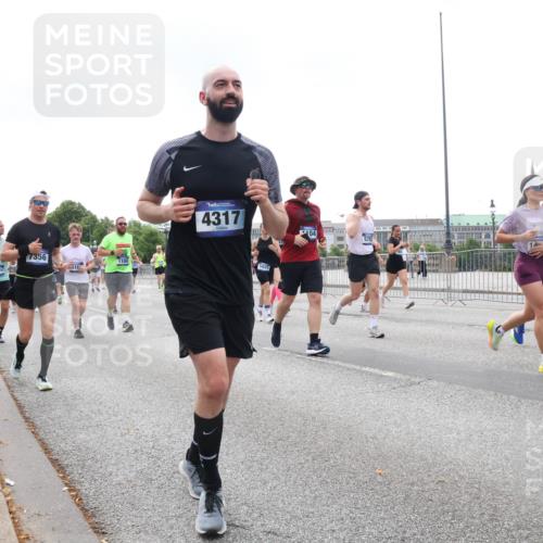 29.06.2025 - hella hamburg halbmarathon Lena Gebhardt http://msf.ph/oto/8263752 29.06.2025 10:46:07 Lombardsbrücke 1004, 1033, 1100, 1104, 1421, 1426, 1429, 1465, 1532, 1555, 1854, 1867, 1868, 1983, 2398, 2423, 2500, 2522, 2550, 2773, 2813, 2917, 2951, 2954, 2965, 3410, 4104, 4119, 4223, 4317, 4388, 4572, 5044, 5635, 5697, 5703, 5769, 5770, 5854, 5892, 6068, 6133, 6333, 6392, 6623, 7268, 7356, 7364, 7368, 7374, 7605, 7894, 7960, 7983, 8047, 8700, 9120, 9121, 9129, 9337, 9426, 9445, 10153, 10327, 10329, 10367, 10511, 11358, 11361, 11876, 11910, 12298, 12333, 12507, 12522 meine-sportfotos.de