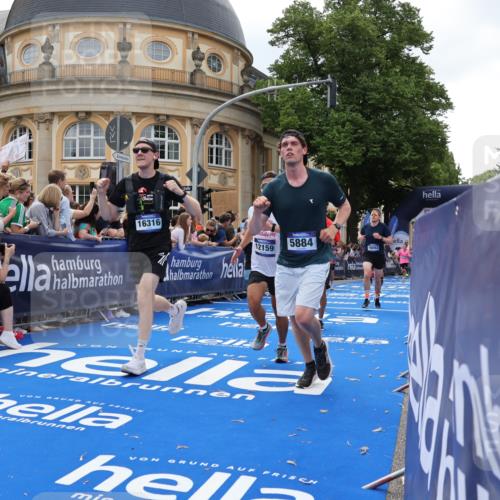 29.06.2025 - hella hamburg halbmarathon Strokosch-Dieckow http://msf.ph/oto/8263776 29.06.2025 10:44:16 Ziel 1220, 1413, 1415, 1902, 4999, 5231, 5275, 5884, 7005, 7191, 8722, 9444, 12159, 12528, 14686, 14687, 15225, 15280, 16301, 16316, 16547, 16803, 16893, 17748, 18691 meine-sportfotos.de