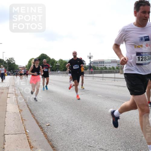 29.06.2025 - hella hamburg halbmarathon Lena Gebhardt http://msf.ph/oto/8263781 29.06.2025 10:11:05 Lombardsbrücke 1166, 1186, 1723, 1781, 2868, 3837, 4287, 4389, 5254, 5653, 5990, 5991, 7250, 7271, 7370, 8171, 8206, 8207, 8368, 8561, 9119, 9169, 9829, 10196, 11149, 11355, 11887, 12286, 12426, 12556, 12571, 12790, 12836, 13588, 13594, 13603, 14022, 14149, 14270, 15009, 15214, 15252, 15908, 16383, 16808, 17142, 17500, 17532, 17787, 18949, 19172, 19241 meine-sportfotos.de