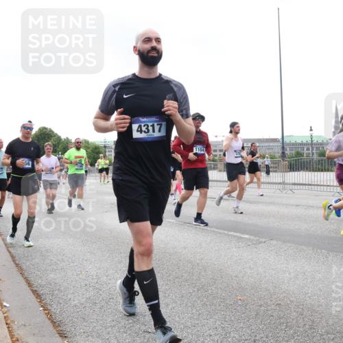 29.06.2025 - hella hamburg halbmarathon Lena Gebhardt http://msf.ph/oto/8263799 29.06.2025 10:46:07 Lombardsbrücke 1004, 1033, 1100, 1104, 1421, 1426, 1429, 1465, 1532, 1555, 1854, 1867, 1868, 1983, 2398, 2423, 2500, 2522, 2550, 2773, 2813, 2917, 2951, 2954, 2965, 3410, 4104, 4119, 4223, 4317, 4388, 4572, 5044, 5635, 5697, 5703, 5769, 5770, 5854, 5892, 6068, 6133, 6333, 6392, 6623, 7268, 7356, 7364, 7368, 7374, 7605, 7894, 7960, 7983, 8047, 8700, 9120, 9121, 9129, 9337, 9426, 9445, 10153, 10327, 10329, 10367, 10511, 11358, 11361, 11876, 11910, 12298, 12333, 12507, 12522 meine-sportfotos.de