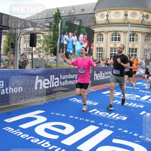 29.06.2025 - hella hamburg halbmarathon Michael Strokosch http://msf.ph/oto/8263812 29.06.2025 10:52:03 Ziel 4033, 5102, 5336, 6390, 7130, 7409, 7724, 8413, 8977, 10057, 15356, 15506, 15690, 16179, 17978, 18869 meine-sportfotos.de