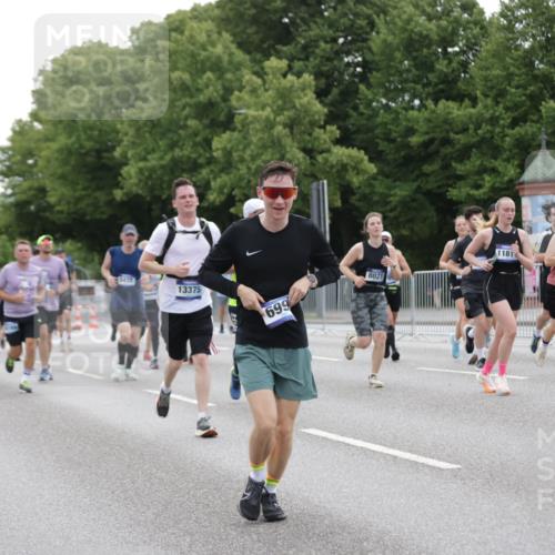 29.06.2025 - hella hamburg halbmarathon Jannik Wohlers http://msf.ph/oto/8263863 29.06.2025 10:33:08 Lombardsbrücke 1995, 2342, 2776, 3170, 3341, 3812, 4164, 4361, 4433, 4449, 5075, 5096, 5141, 5569, 6109, 6854, 6999, 7653, 7705, 8021, 8157, 8282, 8891, 9234, 9258, 9438, 9591, 9592, 9750, 9780, 9799, 11453, 11546, 11676, 11811, 11827, 11928, 12237, 12238, 12652, 12855, 13375, 13601, 14098, 14451, 15044, 15072, 15367 meine-sportfotos.de