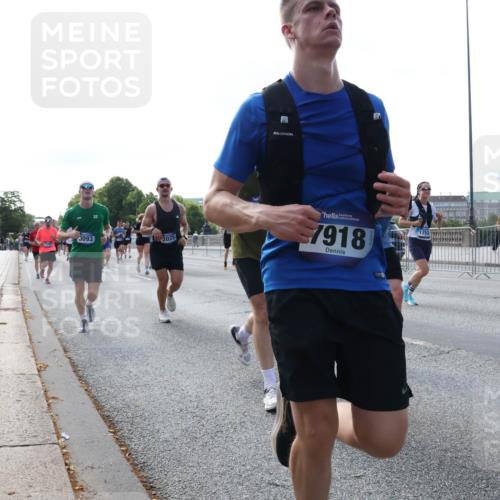 29.06.2025 - hella hamburg halbmarathon Lena Gebhardt http://msf.ph/oto/8263882 29.06.2025 09:57:12 Lombardsbrücke 1030, 1327, 1381, 1442, 1537, 1657, 1783, 1833, 2013, 2025, 2074, 2111, 2119, 2252, 2340, 2378, 2396, 2595, 2814, 2839, 2855, 2869, 2878, 3048, 3093, 3103, 3310, 3575, 3652, 3698, 3791, 4299, 4377, 4558, 4635, 4726, 4770, 4897, 4986, 5008, 5013, 5018, 5021, 5169, 5194, 5319, 5744, 5839, 6033, 6125, 6377, 6631, 6720, 6762, 6795, 6942, 7176, 7177, 7221, 7259, 7742, 7918, 8112, 8313, 8572, 8587, 8618, 8651, 8661, 8710, 8813, 8863, 8921, 8930, 9060, 9082, 9316, 9497, 10191 meine-sportfotos.de