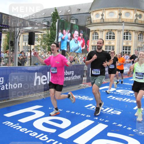 29.06.2025 - hella hamburg halbmarathon Michael Strokosch http://msf.ph/oto/8263910 29.06.2025 10:52:03 Ziel 4033, 5102, 5336, 6390, 7130, 7409, 7724, 8413, 8977, 10057, 15356, 15506, 15690, 16179, 17978, 18869 meine-sportfotos.de