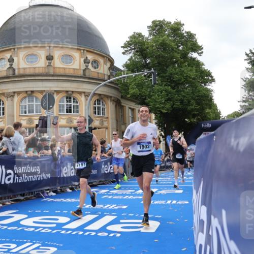 29.06.2025 - hella hamburg halbmarathon Strokosch-Dieckow http://msf.ph/oto/8263966 29.06.2025 10:44:24 Ziel 1057, 1220, 1902, 4310, 4691, 7191, 7322, 8928, 12327, 12528, 12554, 14464, 14667, 16547, 16803, 17097, 17729, 18765, 18806 meine-sportfotos.de