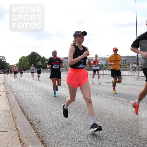 29.06.2025 - hella hamburg halbmarathon Lena Gebhardt http://msf.ph/oto/8264068 29.06.2025 10:11:06 Lombardsbrücke 1166, 1186, 1723, 1781, 2868, 3837, 4287, 4389, 5254, 5653, 5990, 5991, 7250, 7271, 7370, 8171, 8206, 8207, 8368, 8561, 9119, 9169, 9829, 10196, 11149, 11355, 11887, 12286, 12426, 12556, 12571, 12790, 12836, 13588, 13594, 13603, 14022, 14149, 14270, 15009, 15214, 15252, 15908, 16383, 16808, 17142, 17500, 17532, 17787, 18949, 19172, 19241 meine-sportfotos.de