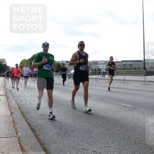 29.06.2025 - hella hamburg halbmarathon Lena Gebhardt http://msf.ph/oto/8264076 29.06.2025 09:57:13 Lombardsbrücke 1030, 1086, 1327, 1381, 1442, 1537, 1657, 1783, 1833, 2025, 2074, 2111, 2119, 2252, 2340, 2396, 2595, 2814, 2839, 2855, 2869, 2878, 3048, 3093, 3103, 3310, 3575, 3652, 3698, 3791, 4299, 4377, 4558, 4635, 4726, 4770, 4897, 4986, 5008, 5013, 5018, 5021, 5169, 5194, 5319, 5744, 5839, 6033, 6125, 6377, 6631, 6720, 6762, 6795, 6942, 7176, 7177, 7221, 7259, 7742, 7918, 8112, 8313, 8572, 8651, 8661, 8710, 8813, 8863, 8921, 8930, 9060, 9082, 9316, 9497, 10191 meine-sportfotos.de