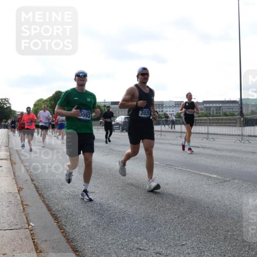 29.06.2025 - hella hamburg halbmarathon Lena Gebhardt http://msf.ph/oto/8264103 29.06.2025 09:57:13 Lombardsbrücke 1030, 1086, 1327, 1381, 1442, 1537, 1657, 1783, 1833, 2025, 2074, 2111, 2119, 2252, 2340, 2396, 2595, 2814, 2839, 2855, 2869, 2878, 3048, 3093, 3103, 3310, 3575, 3652, 3698, 3791, 4299, 4377, 4558, 4635, 4726, 4770, 4897, 4986, 5008, 5013, 5018, 5021, 5169, 5194, 5319, 5744, 5839, 6033, 6125, 6377, 6631, 6720, 6762, 6795, 6942, 7176, 7177, 7221, 7259, 7742, 7918, 8112, 8313, 8572, 8651, 8661, 8710, 8813, 8863, 8921, 8930, 9060, 9082, 9316, 9497, 10191 meine-sportfotos.de