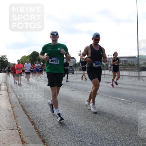 29.06.2025 - hella hamburg halbmarathon Lena Gebhardt http://msf.ph/oto/8264158 29.06.2025 09:57:13 Lombardsbrücke 1030, 1086, 1327, 1381, 1442, 1537, 1657, 1783, 1833, 2025, 2074, 2111, 2119, 2252, 2340, 2396, 2595, 2814, 2839, 2855, 2869, 2878, 3048, 3093, 3103, 3310, 3575, 3652, 3698, 3791, 4299, 4377, 4558, 4635, 4726, 4770, 4897, 4986, 5008, 5013, 5018, 5021, 5169, 5194, 5319, 5744, 5839, 6033, 6125, 6377, 6631, 6720, 6762, 6795, 6942, 7176, 7177, 7221, 7259, 7742, 7918, 8112, 8313, 8572, 8651, 8661, 8710, 8813, 8863, 8921, 8930, 9060, 9082, 9316, 9497, 10191 meine-sportfotos.de