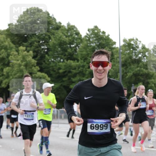 29.06.2025 - hella hamburg halbmarathon Jannik Wohlers http://msf.ph/oto/8264201 29.06.2025 10:33:09 Lombardsbrücke 1995, 2342, 2776, 3170, 3560, 3812, 4164, 4361, 4433, 4449, 5075, 5096, 5141, 5569, 6109, 6854, 6999, 7653, 7705, 8021, 8157, 8282, 8891, 9234, 9258, 9438, 9750, 9780, 9799, 11453, 11546, 11676, 11811, 11827, 11928, 12237, 12238, 12652, 12855, 13375, 13601, 14098, 14451, 15044, 15072, 15367 meine-sportfotos.de