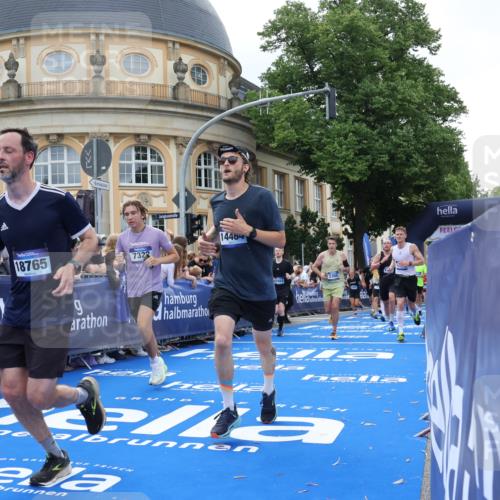 29.06.2025 - hella hamburg halbmarathon Strokosch-Dieckow http://msf.ph/oto/8264248 29.06.2025 10:44:33 Ziel 1057, 1468, 1782, 2365, 2402, 3305, 4991, 5476, 6490, 6495, 7322, 7710, 8928, 10669, 12554, 12711, 14351, 14464, 14667, 14798, 14816, 15862, 16224, 17097, 17729, 18107, 18437, 18464, 18539, 18560, 18765, 18868, 19206 meine-sportfotos.de