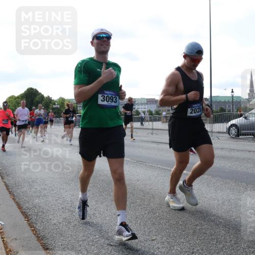 29.06.2025 - hella hamburg halbmarathon Lena Gebhardt http://msf.ph/oto/8264258 29.06.2025 09:57:13 Lombardsbrücke 1030, 1086, 1327, 1381, 1442, 1537, 1657, 1783, 1833, 2025, 2074, 2111, 2119, 2252, 2340, 2396, 2595, 2814, 2839, 2855, 2869, 2878, 3048, 3093, 3103, 3310, 3575, 3652, 3698, 3791, 4299, 4377, 4558, 4635, 4726, 4770, 4897, 4986, 5008, 5013, 5018, 5021, 5169, 5194, 5319, 5744, 5839, 6033, 6125, 6377, 6631, 6720, 6762, 6795, 6942, 7176, 7177, 7221, 7259, 7742, 7918, 8112, 8313, 8572, 8651, 8661, 8710, 8813, 8863, 8921, 8930, 9060, 9082, 9316, 9497, 10191 meine-sportfotos.de
