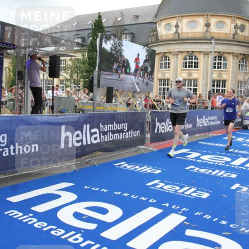 29.06.2025 - hella hamburg halbmarathon Michael Strokosch http://msf.ph/oto/8264288 29.06.2025 10:52:10 Ziel 1482, 2397, 2595, 5093, 5378, 6897, 7732, 9082, 12580, 13726, 14248, 15506, 15829, 16179, 16320, 16666, 17033, 18801 meine-sportfotos.de