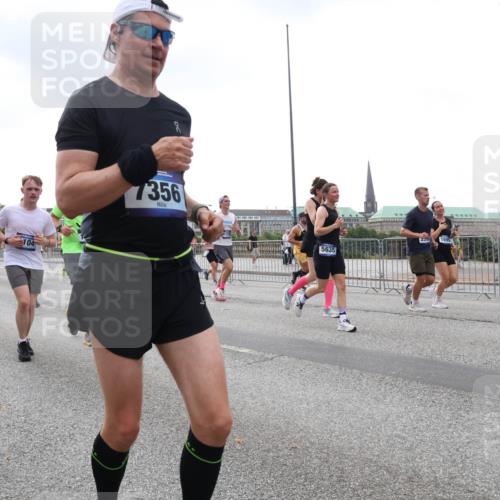 29.06.2025 - hella hamburg halbmarathon Lena Gebhardt http://msf.ph/oto/8264348 29.06.2025 10:46:08 Lombardsbrücke 1004, 1033, 1100, 1104, 1421, 1426, 1429, 1465, 1532, 1555, 1854, 1867, 1868, 1983, 2398, 2423, 2500, 2522, 2550, 2773, 2813, 2917, 2951, 2954, 2965, 3410, 4104, 4119, 4223, 4317, 4388, 4448, 4572, 5044, 5635, 5697, 5703, 5769, 5770, 5854, 5892, 6068, 6133, 6333, 6392, 6623, 7268, 7356, 7364, 7368, 7374, 7605, 7894, 7960, 7983, 8047, 8700, 9120, 9121, 9129, 9337, 9426, 9445, 10153, 10327, 10329, 10367, 10511, 11358, 11361, 11876, 11910, 12298, 12333, 12507, 12522 meine-sportfotos.de