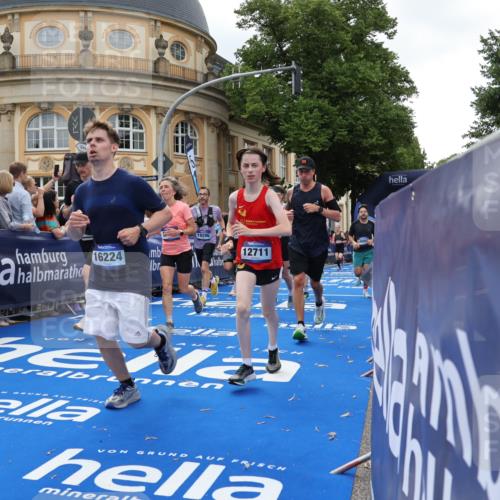 29.06.2025 - hella hamburg halbmarathon Strokosch-Dieckow http://msf.ph/oto/8264406 29.06.2025 10:44:39 Ziel 1468, 1782, 1941, 2365, 2402, 2970, 3305, 3785, 4270, 4991, 5476, 6490, 6495, 7710, 10669, 12711, 14351, 14798, 14816, 15185, 15233, 15862, 16224, 17251, 18107, 18437, 18464, 18539, 18560, 18868, 19206 meine-sportfotos.de