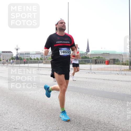 29.06.2025 - hella hamburg halbmarathon Lena Gebhardt http://msf.ph/oto/8264460 29.06.2025 10:11:08 Lombardsbrücke 1166, 1186, 1723, 1781, 2868, 3837, 4287, 4389, 5254, 5653, 5990, 5991, 7271, 7370, 8171, 8206, 8207, 8368, 8561, 9119, 9169, 9829, 10196, 10372, 11149, 11355, 11755, 12286, 12426, 12556, 12571, 12790, 12836, 13588, 13594, 13603, 14022, 14149, 14270, 15009, 15214, 15252, 15908, 16383, 16808, 17142, 17500, 17532, 17787, 18382, 18949, 19172, 19241 meine-sportfotos.de