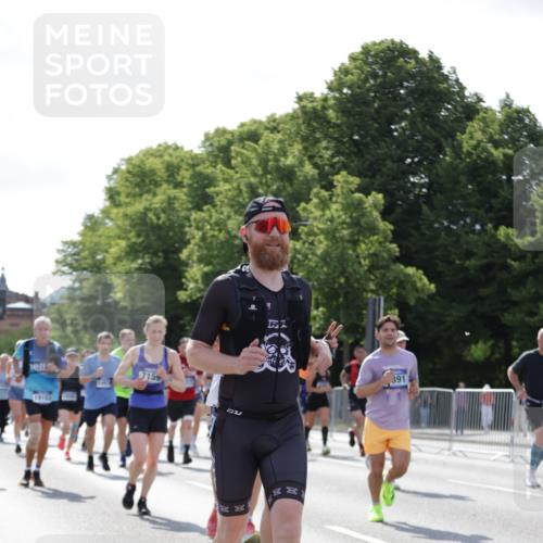 29.06.2025 - hella hamburg halbmarathon Jannik Wohlers http://msf.ph/oto/8264539 29.06.2025 09:59:48 Lombardsbrücke 1006, 1019, 1125, 1180, 1239, 1264, 1526, 2027, 2086, 2099, 2159, 2447, 2582, 2584, 2606, 2652, 2677, 2730, 3177, 3181, 3861, 3898, 4013, 4231, 4632, 4796, 5272, 5341, 5728, 6082, 6084, 6104, 6260, 6462, 6470, 6581, 6636, 6891, 6892, 7159, 7717, 7786, 7824, 8394, 8531, 10044, 10268, 10534, 10582, 10742, 10759, 10766, 10788, 11083, 11158, 11159, 11846, 11992, 12213, 12248, 12513, 12646, 12774, 13512, 13847, 13993, 14139, 14429, 14750, 15097, 15431, 16327 meine-sportfotos.de