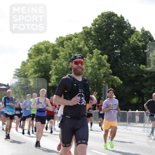 29.06.2025 - hella hamburg halbmarathon Jannik Wohlers http://msf.ph/oto/8264549 29.06.2025 09:59:48 Lombardsbrücke 1006, 1019, 1125, 1180, 1239, 1264, 1526, 2027, 2086, 2099, 2159, 2447, 2582, 2584, 2606, 2652, 2677, 2730, 3177, 3181, 3861, 3898, 4013, 4231, 4632, 4796, 5272, 5341, 5728, 6082, 6084, 6104, 6260, 6462, 6470, 6581, 6636, 6891, 6892, 7159, 7717, 7786, 7824, 8394, 8531, 10044, 10268, 10534, 10582, 10742, 10759, 10766, 10788, 11083, 11158, 11159, 11846, 11992, 12213, 12248, 12513, 12646, 12774, 13512, 13847, 13993, 14139, 14429, 14750, 15097, 15431, 16327 meine-sportfotos.de