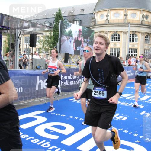 29.06.2025 - hella hamburg halbmarathon Michael Strokosch http://msf.ph/oto/8264567 29.06.2025 10:52:13 Ziel 1482, 2397, 2595, 4837, 5032, 5087, 5093, 5378, 5482, 6897, 7732, 9082, 12135, 12580, 13726, 14248, 14300, 15275, 15829, 16003, 16320, 16591, 16666, 17033, 17130, 18475, 18801 meine-sportfotos.de