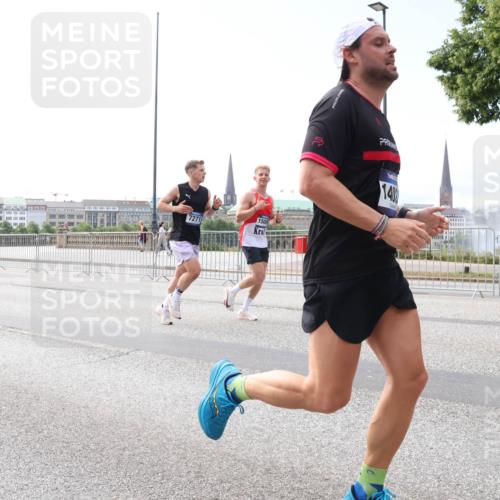 29.06.2025 - hella hamburg halbmarathon Lena Gebhardt http://msf.ph/oto/8264577 29.06.2025 10:11:08 Lombardsbrücke 1166, 1186, 1723, 1781, 2868, 3837, 4287, 4389, 5254, 5653, 5990, 5991, 7271, 7370, 8171, 8206, 8207, 8368, 8561, 9119, 9169, 9829, 10196, 10372, 11149, 11355, 11755, 12286, 12426, 12556, 12571, 12790, 12836, 13588, 13594, 13603, 14022, 14149, 14270, 15009, 15214, 15252, 15908, 16383, 16808, 17142, 17500, 17532, 17787, 18382, 18949, 19172, 19241 meine-sportfotos.de
