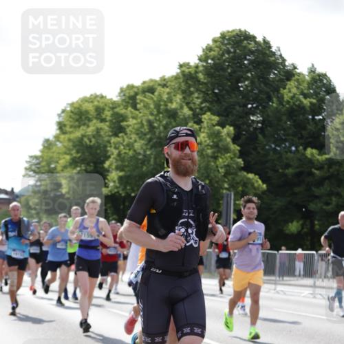 29.06.2025 - hella hamburg halbmarathon Jannik Wohlers http://msf.ph/oto/8264596 29.06.2025 09:59:48 Lombardsbrücke 1006, 1019, 1125, 1180, 1239, 1264, 1526, 2027, 2086, 2099, 2159, 2447, 2582, 2584, 2606, 2652, 2677, 2730, 3177, 3181, 3861, 3898, 4013, 4231, 4632, 4796, 5272, 5341, 5728, 6082, 6084, 6104, 6260, 6462, 6470, 6581, 6636, 6891, 6892, 7159, 7717, 7786, 7824, 8394, 8531, 10044, 10268, 10534, 10582, 10742, 10759, 10766, 10788, 11083, 11158, 11159, 11846, 11992, 12213, 12248, 12513, 12646, 12774, 13512, 13847, 13993, 14139, 14429, 14750, 15097, 15431, 16327 meine-sportfotos.de