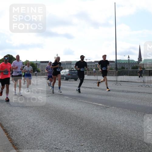 29.06.2025 - hella hamburg halbmarathon Lena Gebhardt http://msf.ph/oto/8264617 29.06.2025 09:57:15 Lombardsbrücke 1030, 1086, 1193, 1327, 1381, 1442, 1537, 1657, 1783, 2025, 2074, 2111, 2119, 2252, 2340, 2396, 2444, 2595, 2814, 2839, 2855, 2869, 2878, 3048, 3093, 3096, 3103, 3575, 3698, 3791, 4299, 4558, 4726, 4770, 4897, 4986, 5008, 5013, 5018, 5021, 5024, 5169, 5194, 5319, 5633, 5744, 6033, 6125, 6377, 6631, 6720, 6762, 6795, 6942, 7176, 7177, 7221, 7259, 7397, 7742, 7918, 8112, 8313, 8572, 8651, 8661, 8710, 8813, 8863, 8930, 9060, 9082, 9316, 9497, 10191 meine-sportfotos.de
