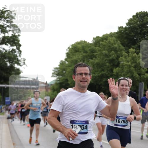 29.06.2025 - hella hamburg halbmarathon Jannik Wohlers http://msf.ph/oto/8264637 29.06.2025 10:33:15 Lombardsbrücke 1189, 1275, 1896, 2342, 2776, 3170, 3560, 4361, 4433, 4449, 4696, 4942, 5075, 5096, 5141, 5557, 5566, 5569, 5821, 5822, 5887, 6109, 6515, 6854, 6999, 7653, 7705, 8021, 8157, 8282, 8891, 9234, 9258, 9438, 9799, 10561, 11338, 11453, 11546, 11676, 11811, 11827, 11928, 12237, 12238, 12652, 12835, 12855, 13375, 13601, 13853, 14098, 14451, 15044, 15072, 15367 meine-sportfotos.de