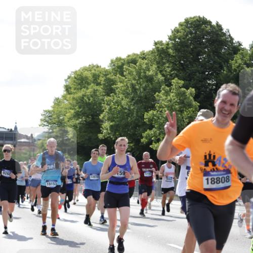 29.06.2025 - hella hamburg halbmarathon Jannik Wohlers http://msf.ph/oto/8264642 29.06.2025 09:59:49 Lombardsbrücke 1006, 1019, 1125, 1180, 1239, 1264, 1526, 2027, 2086, 2099, 2159, 2447, 2582, 2584, 2606, 2652, 2730, 3177, 3181, 3319, 3861, 3898, 4013, 4231, 4594, 4632, 4796, 4813, 5272, 5341, 5728, 6082, 6084, 6104, 6260, 6470, 6581, 6636, 6891, 6892, 7159, 7717, 7786, 7824, 8394, 8531, 10044, 10268, 10534, 10582, 10742, 10759, 10766, 10788, 11083, 11158, 11159, 11846, 11992, 12213, 12248, 12513, 12646, 12774, 13512, 13847, 13993, 14139, 14429, 14750, 15097 meine-sportfotos.de