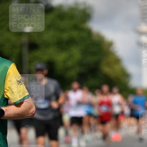 29.06.2025 - hella hamburg halbmarathon Dr. Thomas Lammeyer http://msf.ph/oto/8264685 29.06.2025 09:52:16 Kennedybrücke 1042, 1290, 1571, 2262, 2399, 3480, 3547, 4062, 4359, 4381, 5003, 5307, 6993, 7152, 7154, 7310, 7482, 8002, 8121, 8571, 9403, 9640, 9643, 10190, 10451, 10738, 10877, 11106, 11423 meine-sportfotos.de