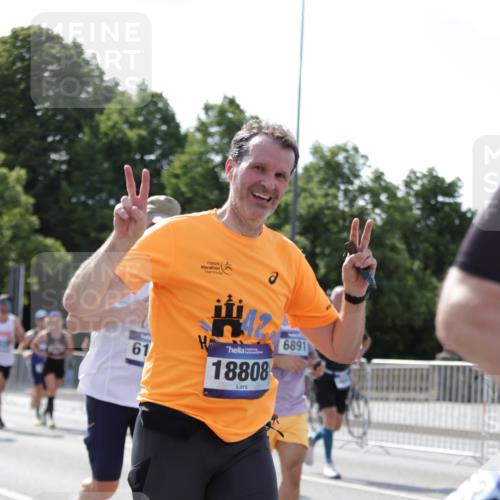 29.06.2025 - hella hamburg halbmarathon Jannik Wohlers http://msf.ph/oto/8264697 29.06.2025 09:59:49 Lombardsbrücke 1006, 1019, 1125, 1180, 1239, 1264, 1526, 2027, 2086, 2099, 2159, 2447, 2582, 2584, 2606, 2652, 2730, 3177, 3181, 3319, 3861, 3898, 4013, 4231, 4594, 4632, 4796, 4813, 5272, 5341, 5728, 6082, 6084, 6104, 6260, 6470, 6581, 6636, 6891, 6892, 7159, 7717, 7786, 7824, 8394, 8531, 10044, 10268, 10534, 10582, 10742, 10759, 10766, 10788, 11083, 11158, 11159, 11846, 11992, 12213, 12248, 12513, 12646, 12774, 13512, 13847, 13993, 14139, 14429, 14750, 15097 meine-sportfotos.de