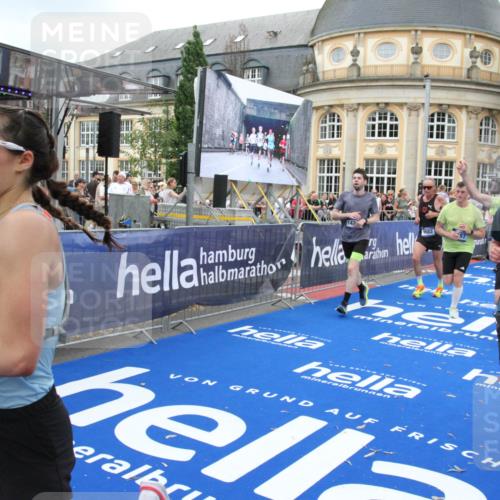 29.06.2025 - hella hamburg halbmarathon Michael Strokosch http://msf.ph/oto/8264708 29.06.2025 10:52:14 Ziel 1482, 2397, 2595, 4837, 5032, 5087, 5093, 5378, 5482, 6897, 7732, 9082, 12135, 12580, 13726, 14248, 14300, 15275, 15829, 16003, 16320, 16591, 16666, 17033, 17130, 18475, 18801 meine-sportfotos.de