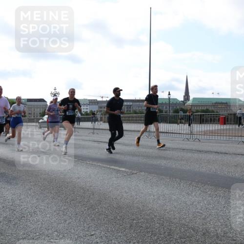 29.06.2025 - hella hamburg halbmarathon Lena Gebhardt http://msf.ph/oto/8264712 29.06.2025 09:57:15 Lombardsbrücke 1030, 1086, 1193, 1327, 1381, 1442, 1537, 1657, 1783, 2025, 2074, 2111, 2119, 2252, 2340, 2396, 2444, 2595, 2814, 2839, 2855, 2869, 2878, 3048, 3093, 3096, 3103, 3575, 3698, 3791, 4299, 4558, 4726, 4770, 4897, 4986, 5008, 5013, 5018, 5021, 5024, 5169, 5194, 5319, 5633, 5744, 6033, 6125, 6377, 6631, 6720, 6762, 6795, 6942, 7176, 7177, 7221, 7259, 7397, 7742, 7918, 8112, 8313, 8572, 8651, 8661, 8710, 8813, 8863, 8930, 9060, 9082, 9316, 9497, 10191 meine-sportfotos.de