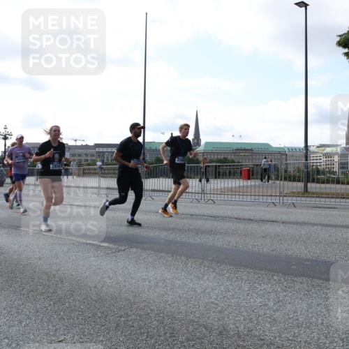 29.06.2025 - hella hamburg halbmarathon Lena Gebhardt http://msf.ph/oto/8264753 29.06.2025 09:57:15 Lombardsbrücke 1030, 1086, 1193, 1327, 1381, 1442, 1537, 1657, 1783, 2025, 2074, 2111, 2119, 2252, 2340, 2396, 2444, 2595, 2814, 2839, 2855, 2869, 2878, 3048, 3093, 3096, 3103, 3575, 3698, 3791, 4299, 4558, 4726, 4770, 4897, 4986, 5008, 5013, 5018, 5021, 5024, 5169, 5194, 5319, 5633, 5744, 6033, 6125, 6377, 6631, 6720, 6762, 6795, 6942, 7176, 7177, 7221, 7259, 7397, 7742, 7918, 8112, 8313, 8572, 8651, 8661, 8710, 8813, 8863, 8930, 9060, 9082, 9316, 9497, 10191 meine-sportfotos.de