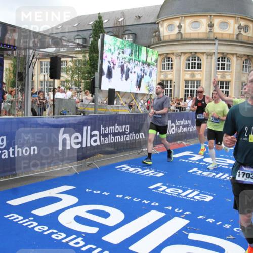 29.06.2025 - hella hamburg halbmarathon Michael Strokosch http://msf.ph/oto/8264763 29.06.2025 10:52:15 Ziel 1482, 2397, 2595, 4837, 5032, 5087, 5093, 5378, 5482, 6897, 9074, 9082, 12135, 12580, 13726, 14248, 14300, 15275, 16003, 16320, 16591, 17033, 17130, 18475, 18801 meine-sportfotos.de